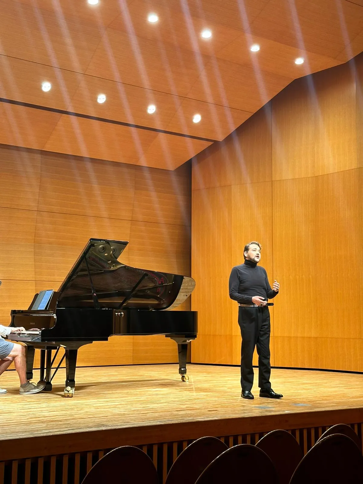 Ebro singing countertenor in recital, accompanied on grand piano